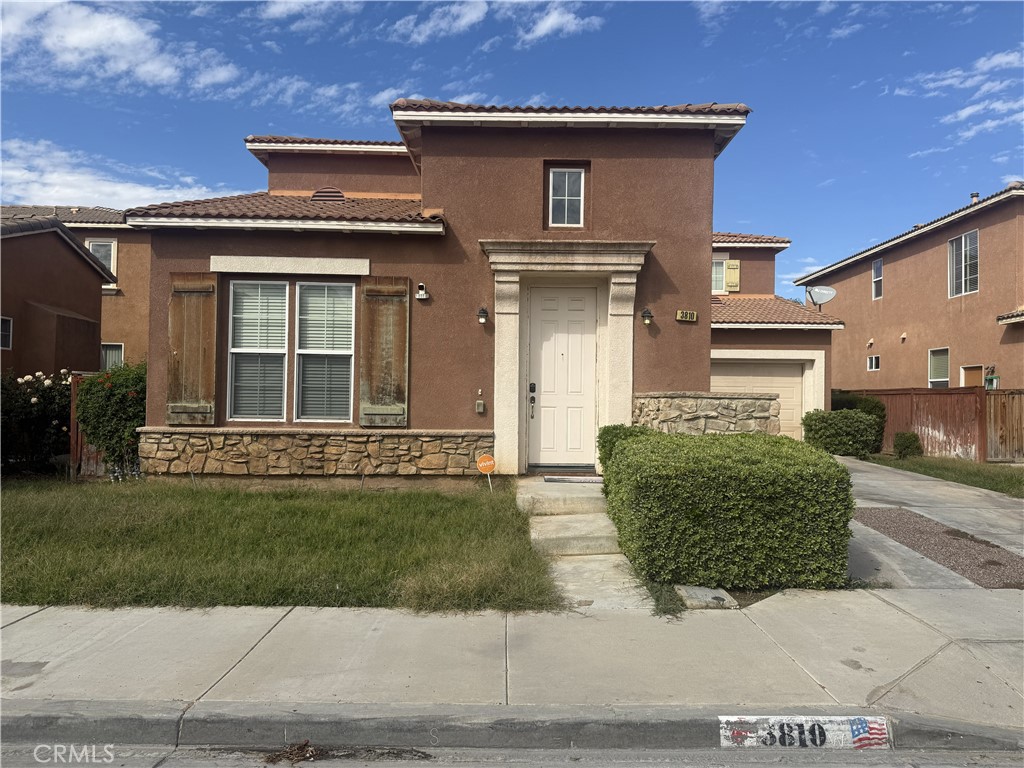 Main image without alt text