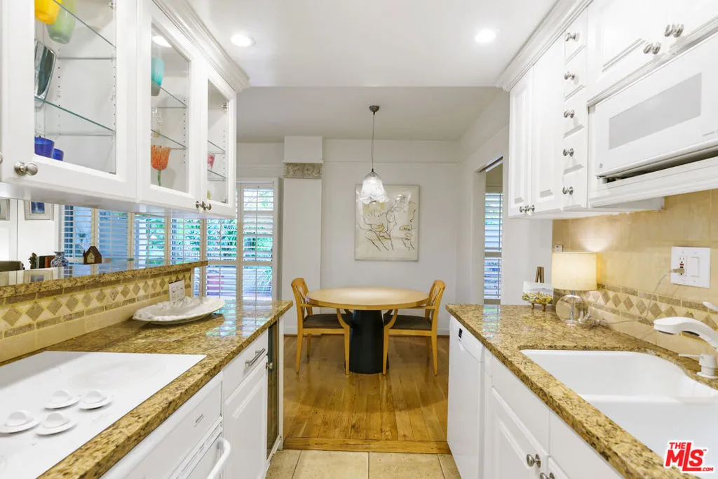 West Hollywood, California 90069, United States, 1 Bedroom Bedrooms, ,2 BathroomsBathrooms,Residential,Active,222376