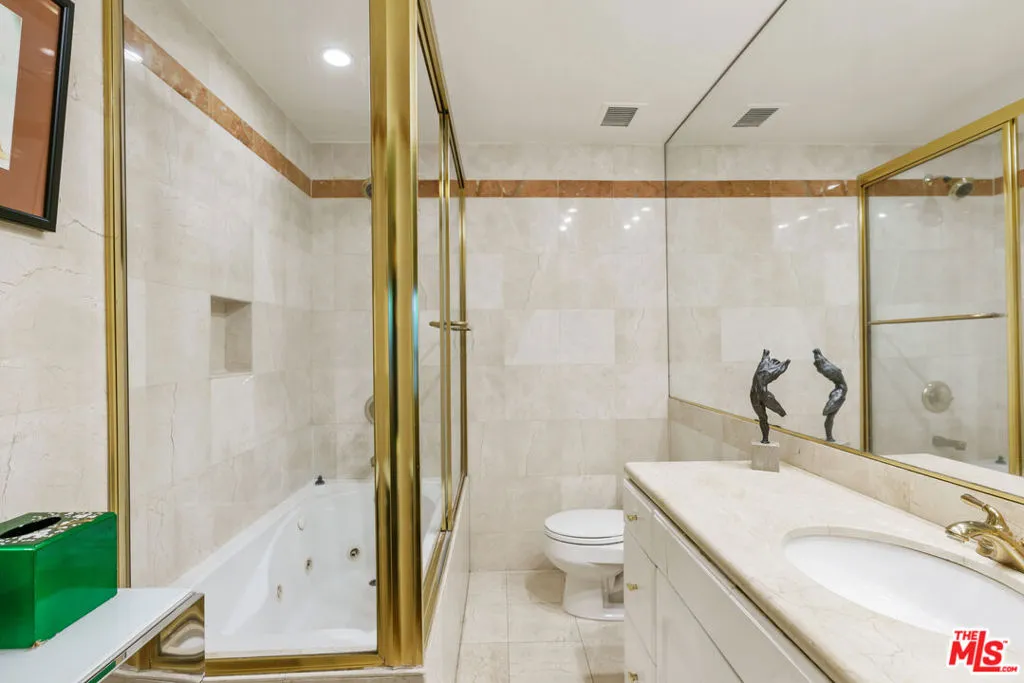 West Hollywood, California 90069, United States, 1 Bedroom Bedrooms, ,2 BathroomsBathrooms,Residential,Active,222376