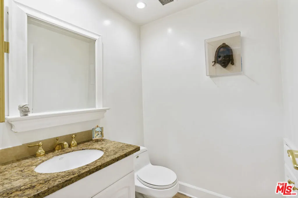 West Hollywood, California 90069, United States, 1 Bedroom Bedrooms, ,2 BathroomsBathrooms,Residential,Active,222376