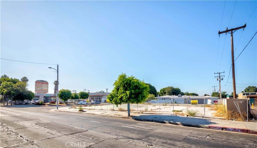 2416 E Alondra