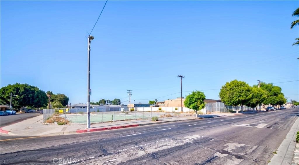 2416 E Alondra
