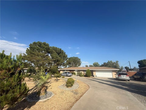 Photo of 14275 Gayhead RD, Apple Valley, CA 92307 (MLS # HD26157537)