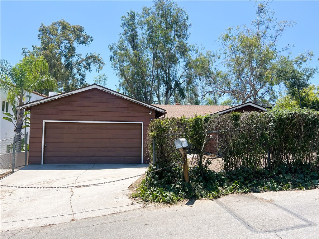 Fixer with plenty of potential in the sought-after "The Birds" neighborhood of Calabasas. 2 bed + 1.5 bath home offers 1,131 sq ft of living space on a 5,799 sq ft lot and is ready for a complete transformation. The open-concept living and dining area features a charming brick fireplace and many windows. The kitchen offers generous storage and connects easily to the main living space, making it ideal for entertaining. The backyard boasts a covered balcony area with peaceful views, perfect for enjoying the Calabasas breeze. The attached garage conveniently includes laundry. With tons of potential, this major fixer is a great opportunity to create your dream home in one of Calabasas’ most desirable neighborhoods. Enjoy being just minutes from the Commons at Calabasas, Calabasas Lake, scenic hiking trails, and the restaurants and shops of Old Town Calabasas. Also close to Malibu beaches, Topanga Canyon and the Westfield Village. Cash offers only. Conservatorship Sale. Court Confirmation Required. Subject to overbid via the Probate Court.