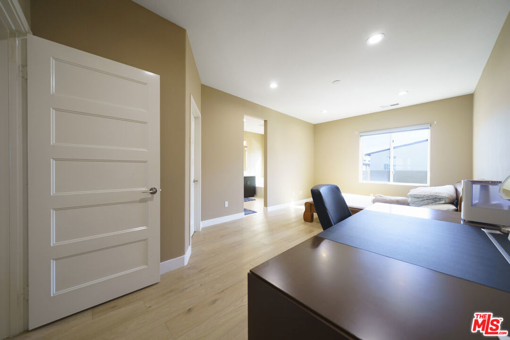 1520 W Artesia Square D