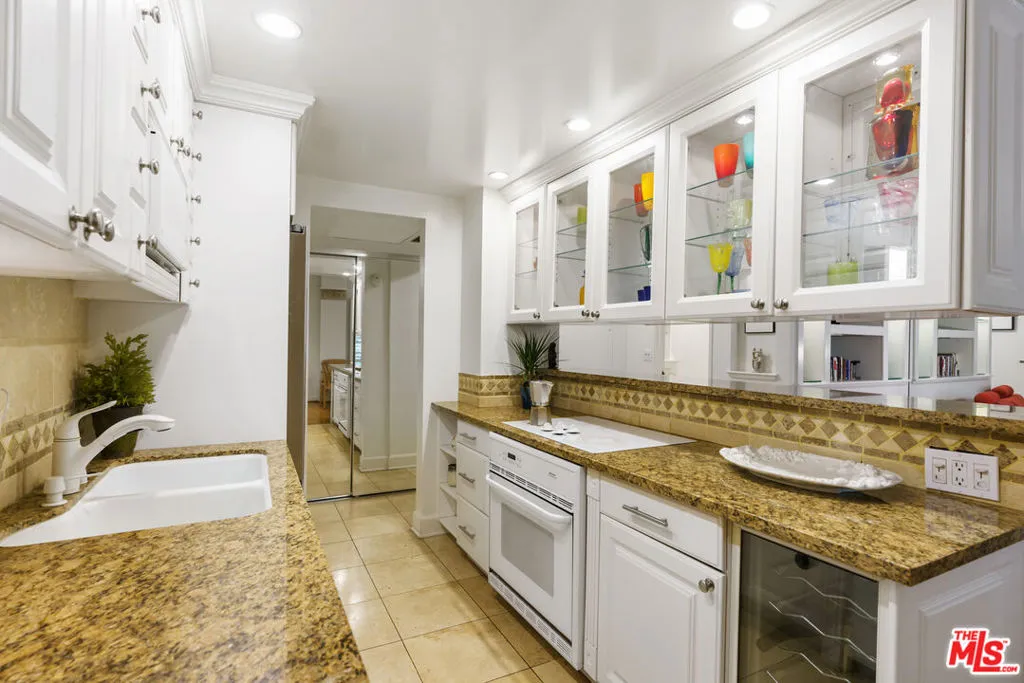 West Hollywood, California 90069, United States, 1 Bedroom Bedrooms, ,2 BathroomsBathrooms,Residential,Active,157950