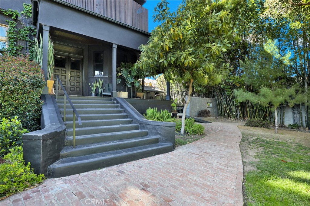 801 E Edgeware Road