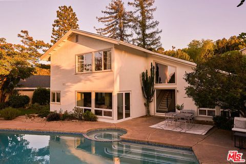 Photo of 21737 Woodland Crest Drive, Woodland Hills, CA 91364 (MLS # 26833193)