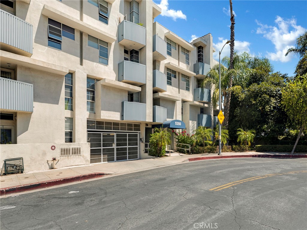 Don’t miss this incredible opportunity to own a light-filled, two-story end unit in the heart of Encino, just North of Ventura Blvd. Overlooking the sparkling pool, this spacious home welcomes you with an open floor plan perfect for comfortable living and entertaining.
The inviting living room and dining room feature updated wood-like flooring, a cozy fireplace, and a wet bar. The large kitchen with lots of counter space and breakfast bar is complete with a butcher block island, walk-in pantry, and in-unit laundry hookups for your convenience. A powder room rounds out the living space downstairs.
Upstairs, you’ll find two generously sized bedrooms, each with its own en suite bathroom. The primary suite offers ample storage with two closets and a full bathroom featuring double sinks, a soaking tub, and a separate shower.
Additional highlights include two side-by-side parking spaces, abundant guest parking, and community amenities such as a pool and spa. Located just minutes from the shops and restaurants of Ventura Blvd and with easy access to the 101 Freeway, this home combines comfort, convenience, and a prime Encino location.