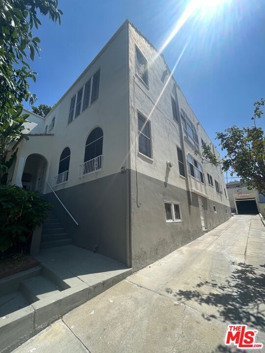 140 N Kenmore Avenue