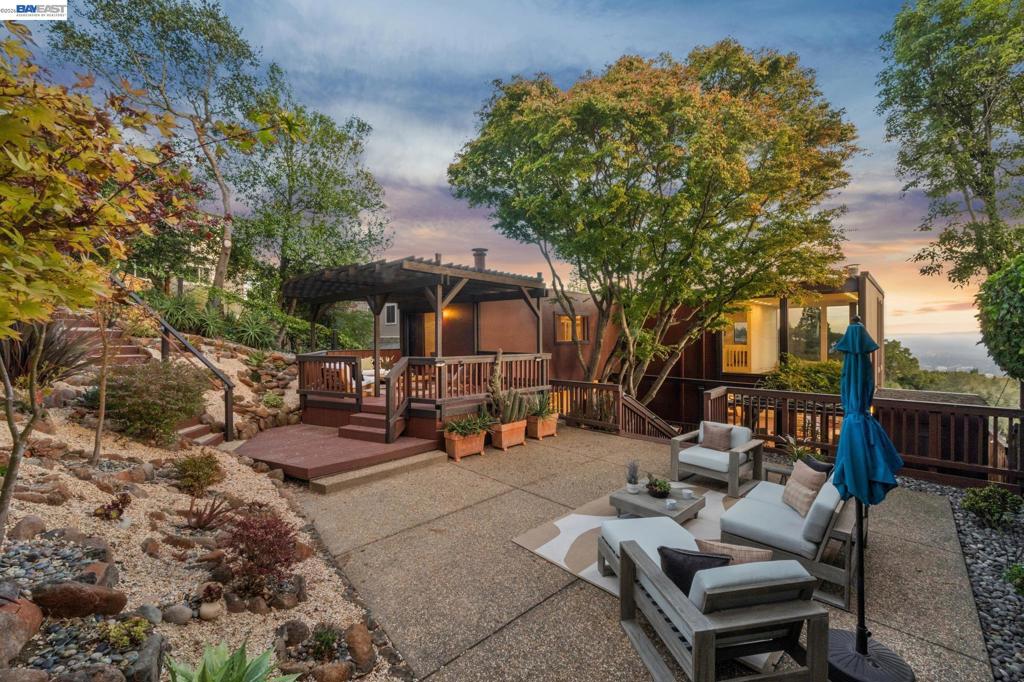 1085 STERLING AVE