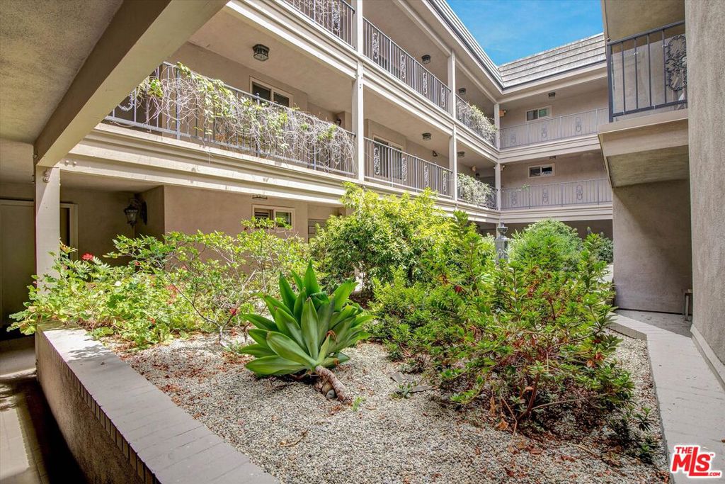 Photo of 439 N Doheny Drive #204, Beverly Hills, CA 90210 (MLS # 26874715)