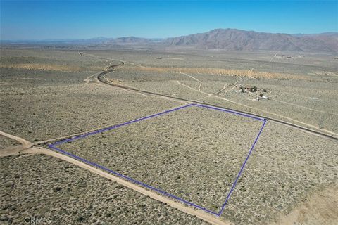 Photo of 39 Santa Rosa Road, Lucerne Valley, CA 92356 (MLS # HD26088139)
