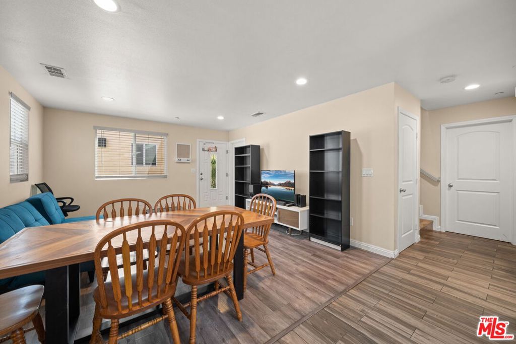 1325 W 37th Place