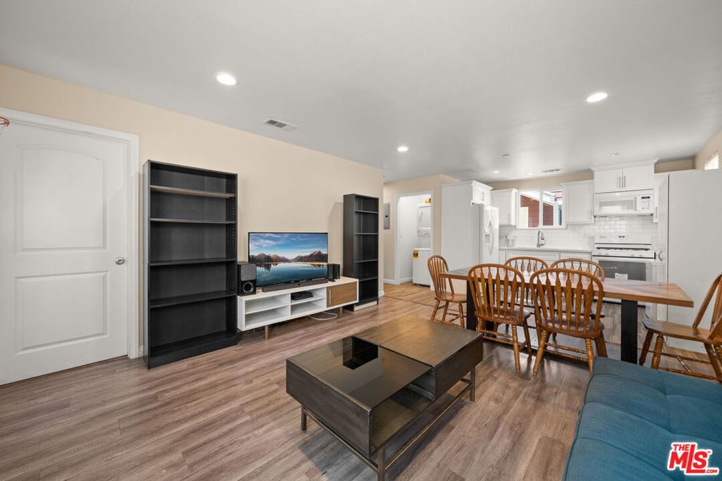 1325 W 37th Place