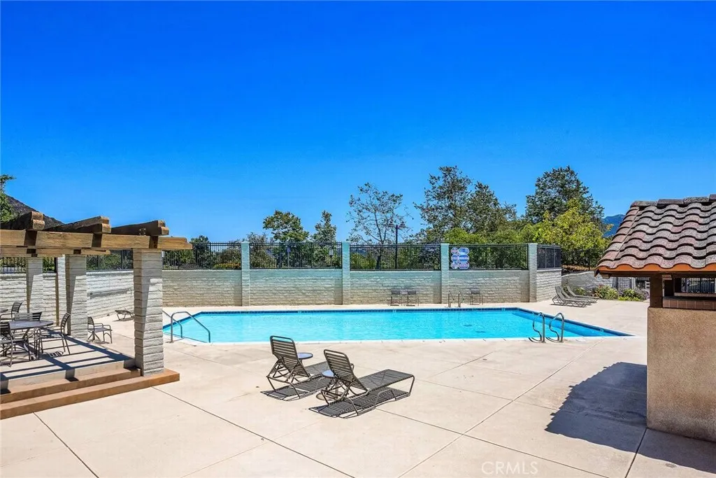 Newbury Park, California 91320, United States, 2 Bedrooms Bedrooms, ,3 BathroomsBathrooms,Residential,Active,173120