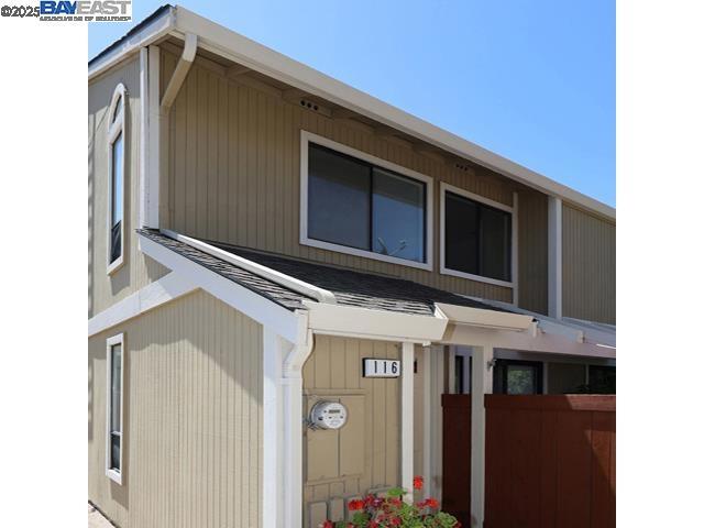 Bright & Airy Move-in ready to this 2 story corner end unit. Updated kitchen & bathrooms. New Vent hood above the stove. Wood floors through out. Freshly painted interior walls. Dining area lead to back patio with new screen door. Central heating & Air. Walking distance to downtown area & Farmer's market. Conveniently located near shopping, restaurant, schools, senior center. Easy access to freeway 680. Small Complex with Low HOA dues. No Rental Restriction. Visit 3D tour: https://discover.matterport.com/space/FX66eXJVzjq Open House Sat 1 ~ 4 & Sun from 1:30 ~ 4pm
