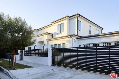 Photo of 18911 HATTERAS Street, Tarzana, CA 91356 (MLS # 26669925)