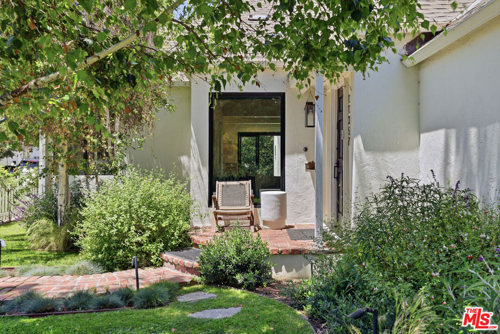 11357 Aqua Vista Street