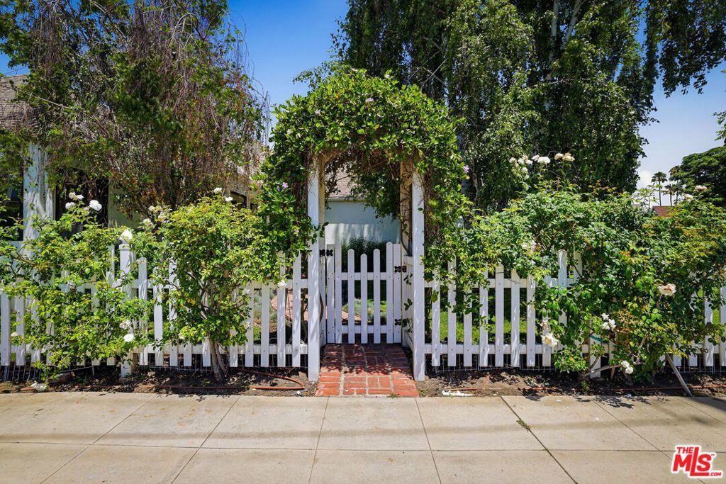 Photo of 11357 Aqua Vista Street, Studio City, CA 91602 (MLS # 26840099)