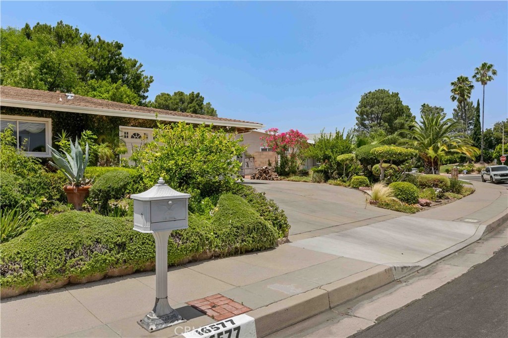 Beautiful and cozy fully furnished single available for lease in desirable Granada Hills. This private unit features stylish furnishings and a thoughtfully designed layout, perfect for comfortable living.
Enjoy a small, private backyard—ideal for relaxing or entertaining. Just bring your suitcase and move right in!
Don’t miss this great opportunity to live in a quiet, well-located neighborhood with easy access to shops, dining, and freeways.