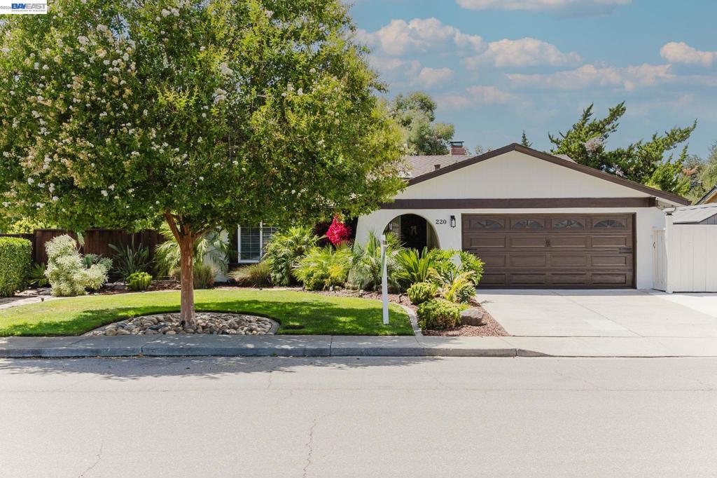 220 Yosemite Dr. DR