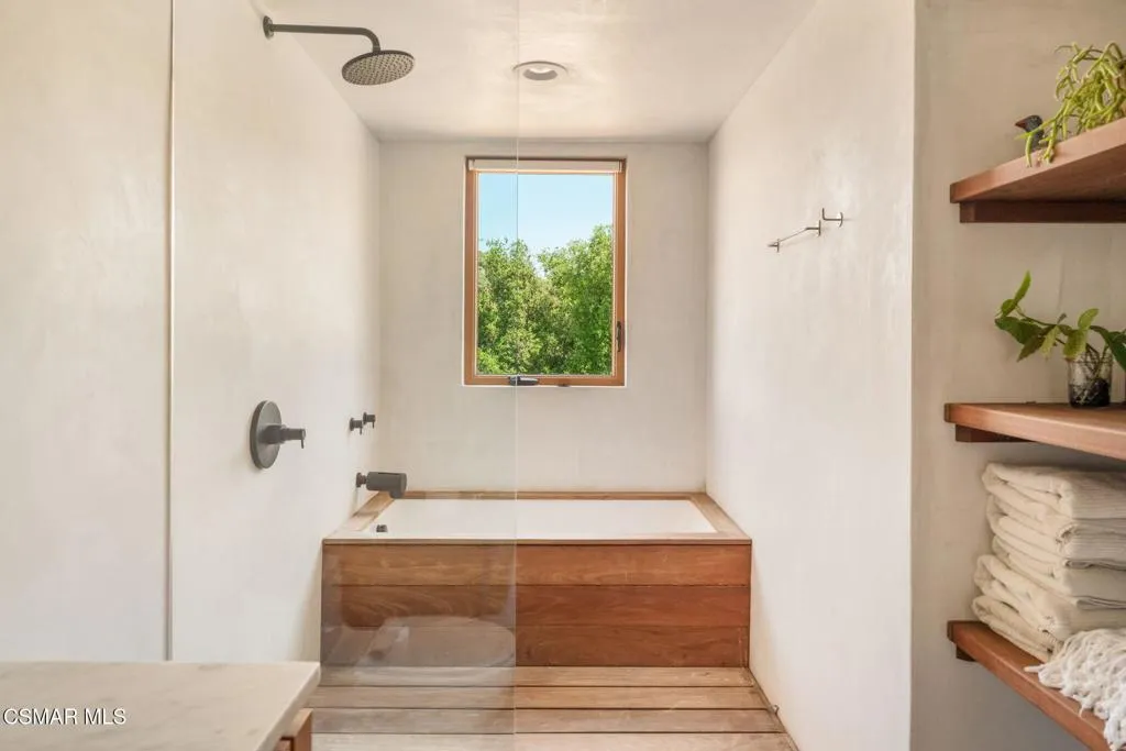 Malibu, California 90265, United States, 4 Bedrooms Bedrooms, ,3 BathroomsBathrooms,Residential,Active,112637