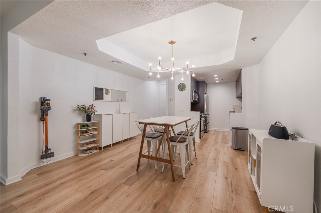 585 N Rossmore Avenue 209