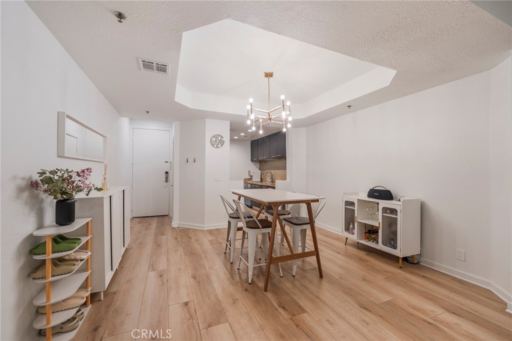 585 N Rossmore Avenue 209