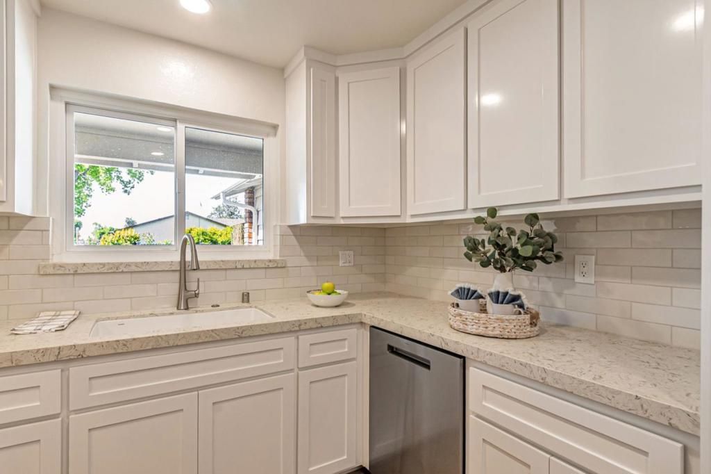 listing image 130725519098153328832
