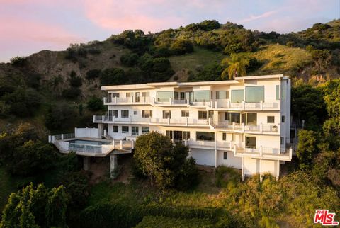 Photo of 2000 Wattles Drive, Los Angeles, CA 90046 (MLS # 26659951)