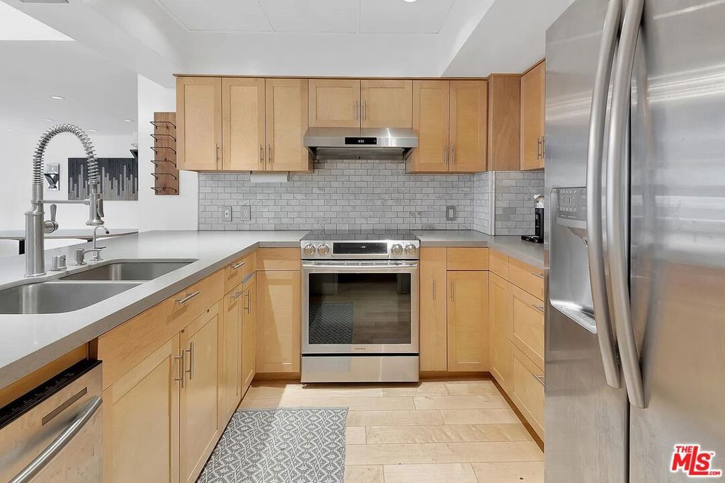 Photo of 7135 Hollywood Boulevard #103, Los Angeles, CA 90046 (MLS # 25597159)