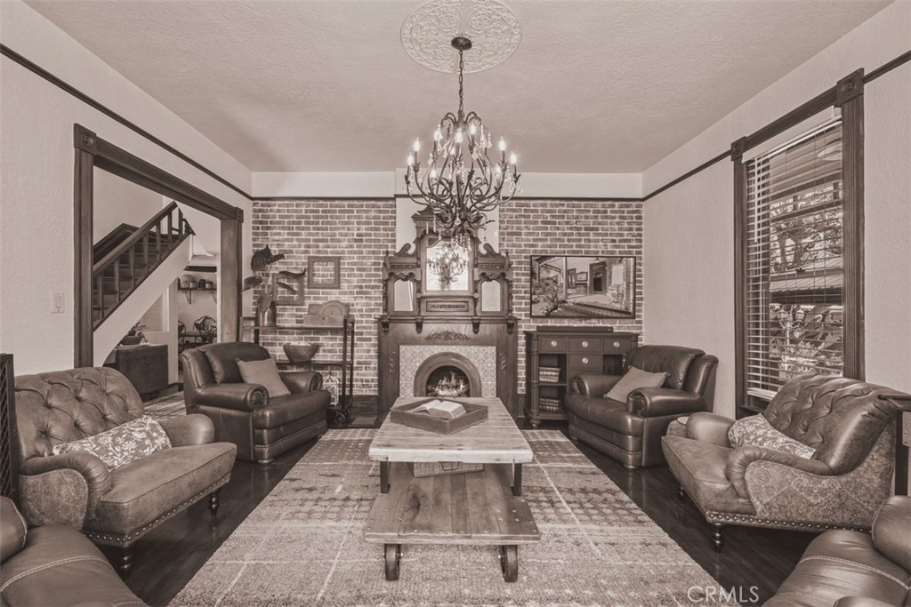 5211 Central