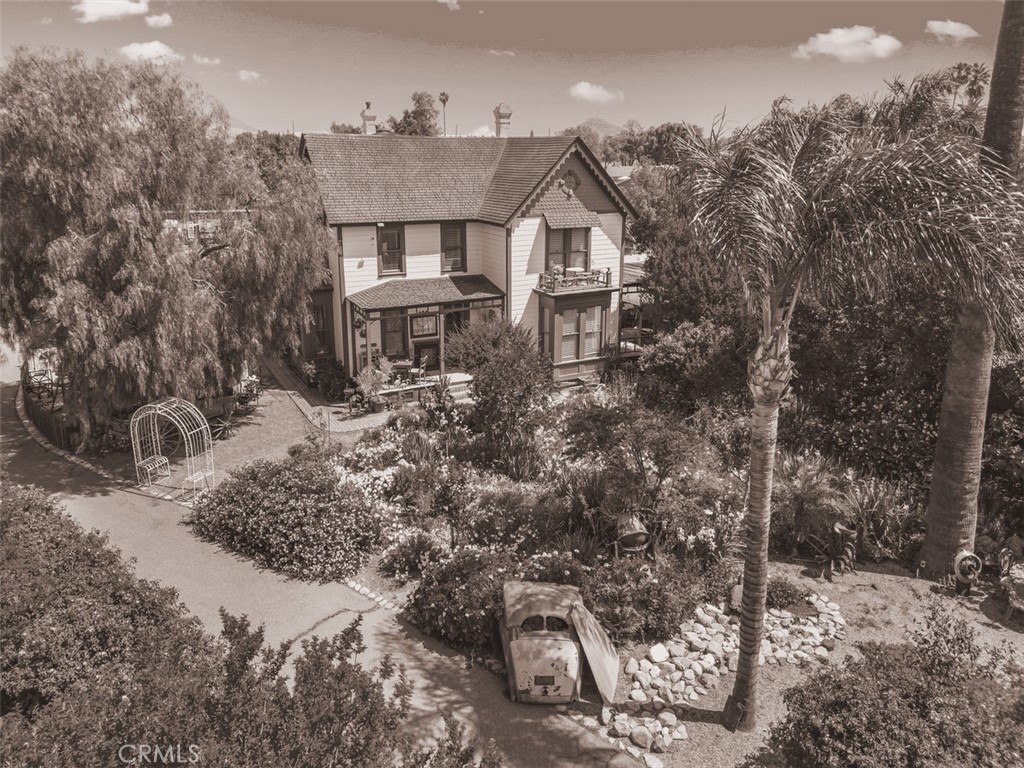 5211 Central