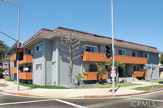 MOVE IN SPECIAL ~ 2 FREE weeks in Third (3rd) Month rent with approved application on qualified credit. Modern apartment Located in a prime area of West Los Angeles, just blocks from local grocers & eateries. This bright 2 bedroom is on upper floor, boasting recessed lighting over beautiful beach-wood tile floors, high ceilings, new stainless steel appliances, W/D in unit, balcony, plenty of natural light, storage & large private master suites with A/C. The building is a quiet 2-story w/ car port parking, which includes 1 assigned parking space. Priced unfurnished, can come furnished & short term. PET FRIENDLY!!! Ask agent for more details & available units. MUST SEE!!!