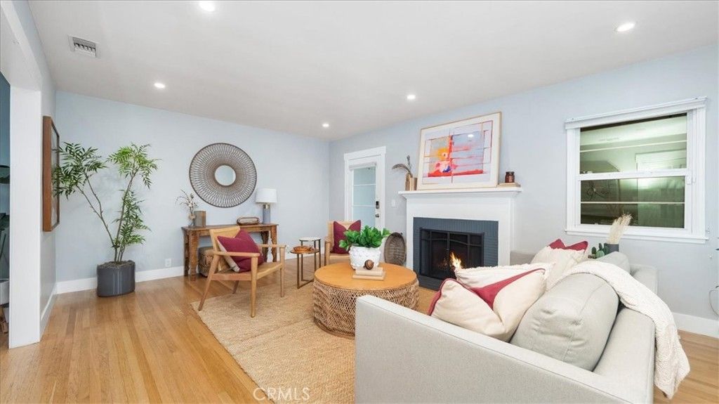 listing image 130724651935389416300