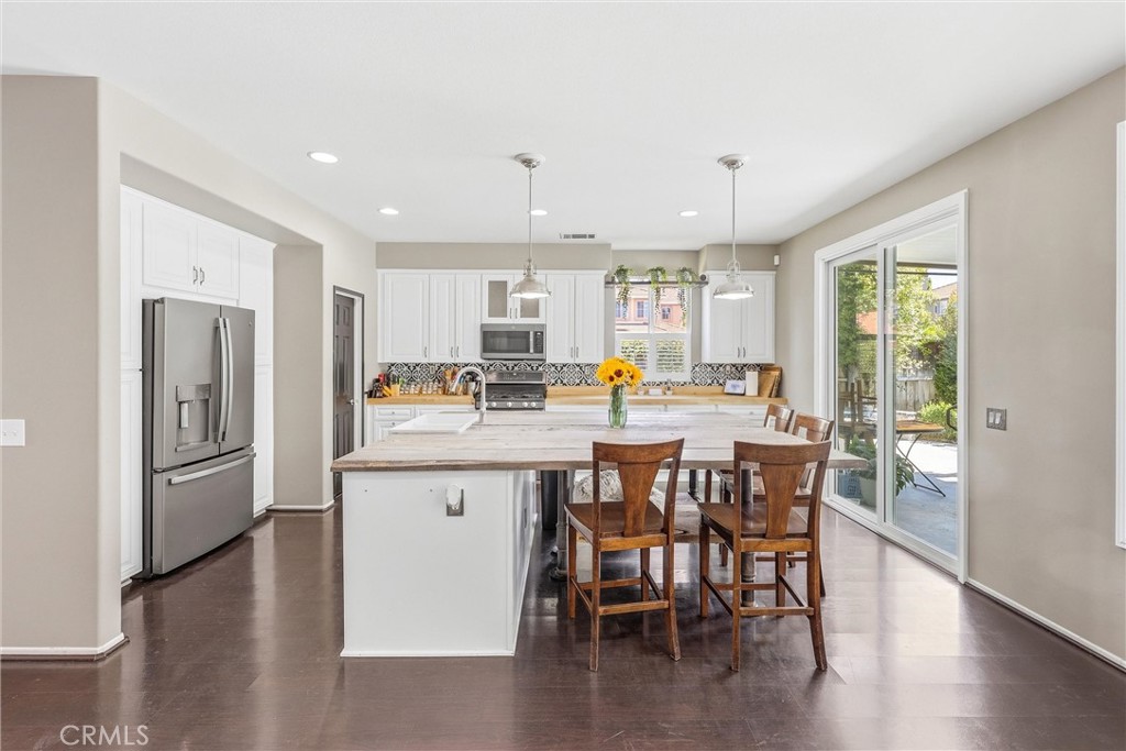 8402 Lindenhurst