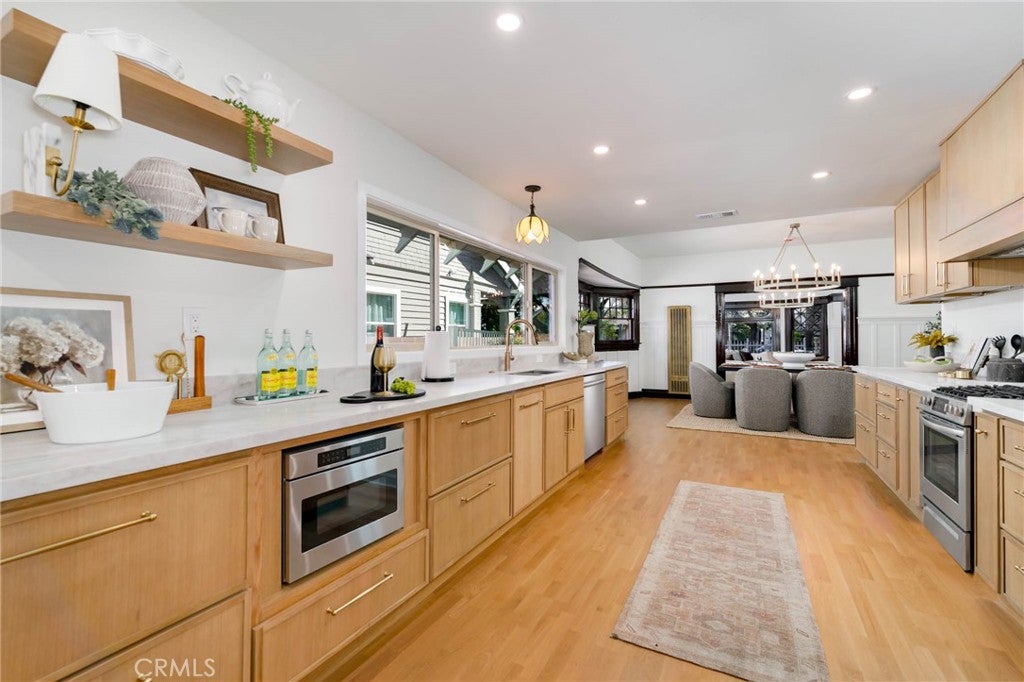 2947 S Hobart