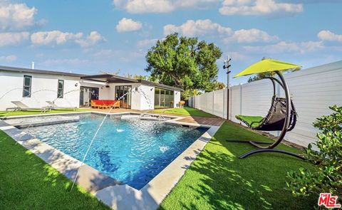 Photo of 22616 Oxnard St St, Woodland Hills, CA 91367 (MLS # 26658787)