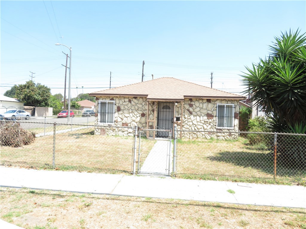 Charming 3-Bedroom Home in a Quiet Neighborhood
Beautiful and spacious 3-bedroom, 2-bath home located in a peaceful area. This property features a large living area that flows into the adjoining kitchen—perfect for everyday living and entertaining. It offers two comfortable bedrooms and a generous primary suite with its own private bathroom. Inside laundry with washer and dryer hookups included. Enjoy the expansive backyard with a storage shed, ideal for outdoor gatherings or gardening. Conveniently located near public transportation, shopping centers, and just minutes from the 105 and 110 freeways. Section 8 tenants are welcome.