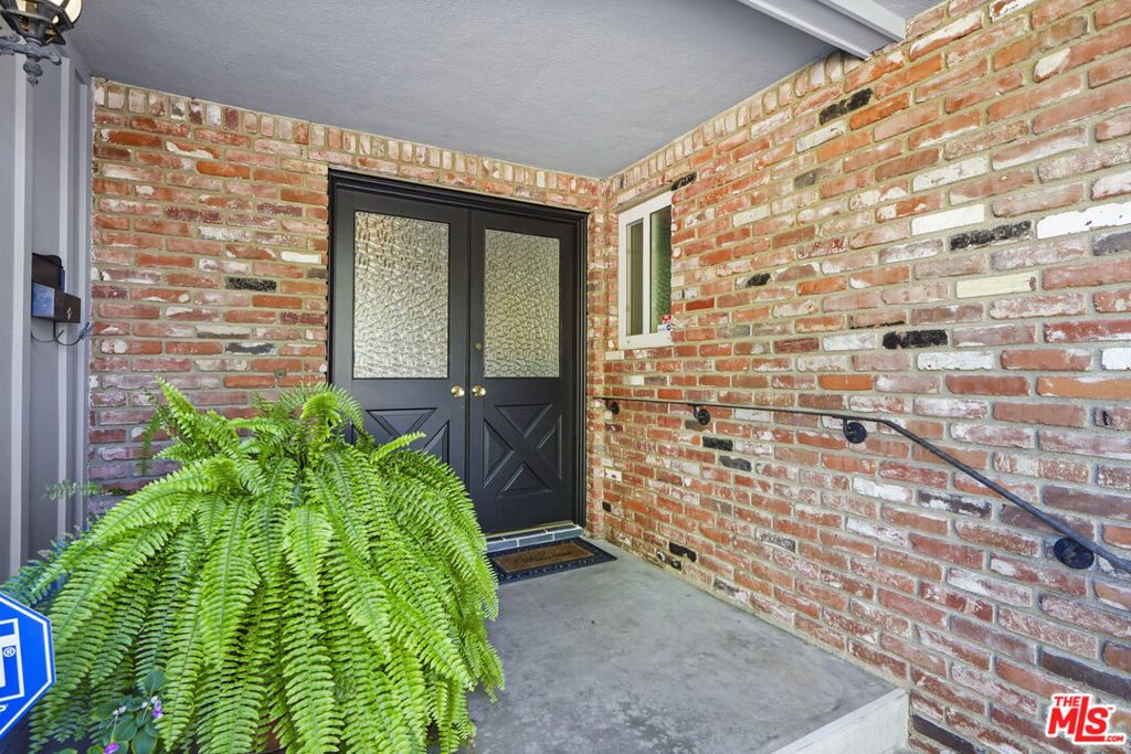 Photo of 22216 Del Valle Street, Woodland Hills, CA 91364 (MLS # 25600113)