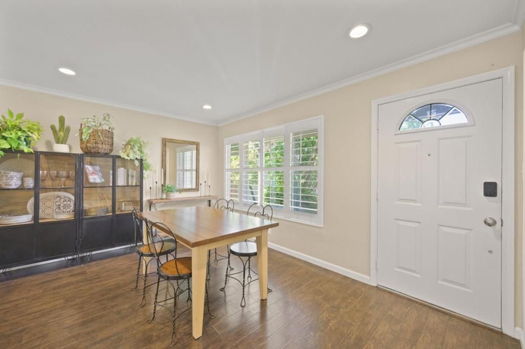 listing image 130728663984234837085