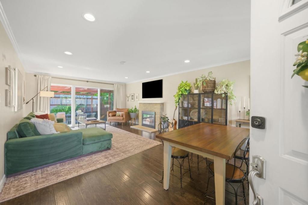 listing image 130720558605856050268