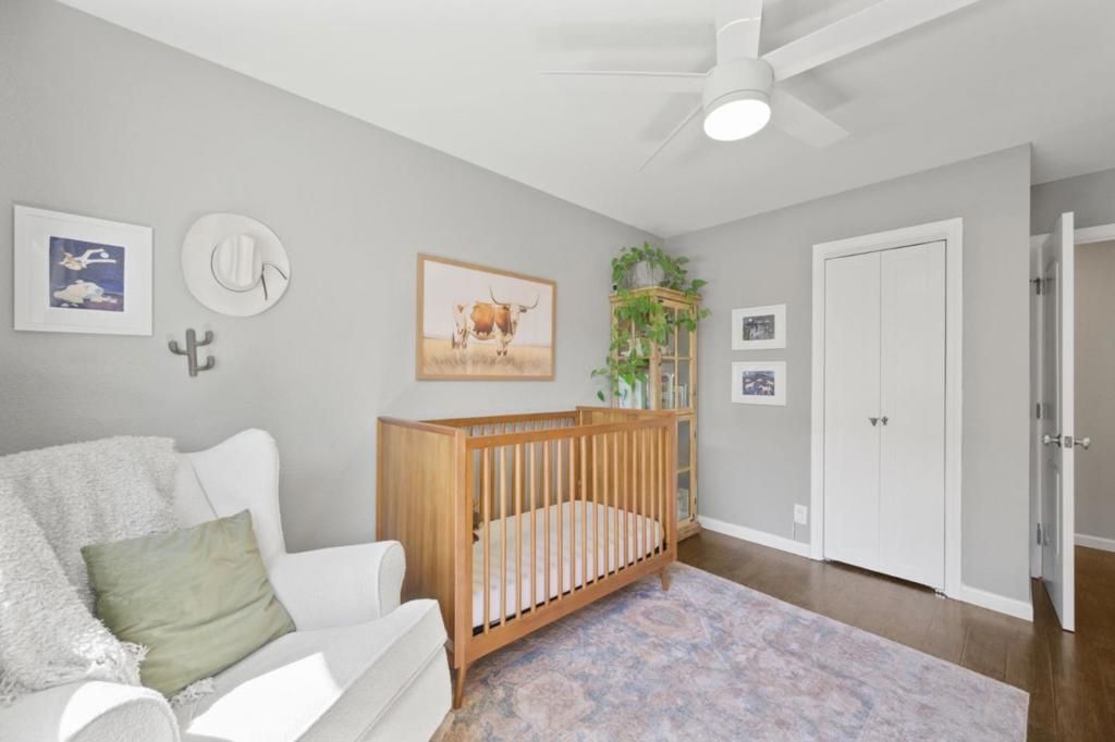 listing image 130721596239558081565
