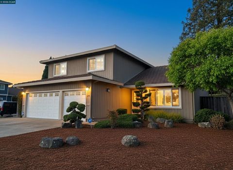 Photo of 5120 Helton Ct, Castro Valley, CA 94546 (MLS # 41127476)