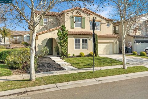 Photo of 733 W Questa Trl Trl, Mountain House, CA 95391 (MLS # 41128516)