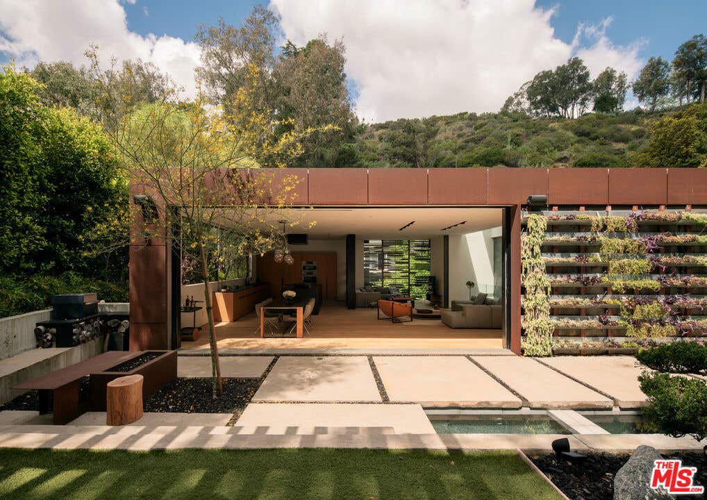 Photo of 8050 Willow Glen Road, Los Angeles, CA 90046 (MLS # 26833601)