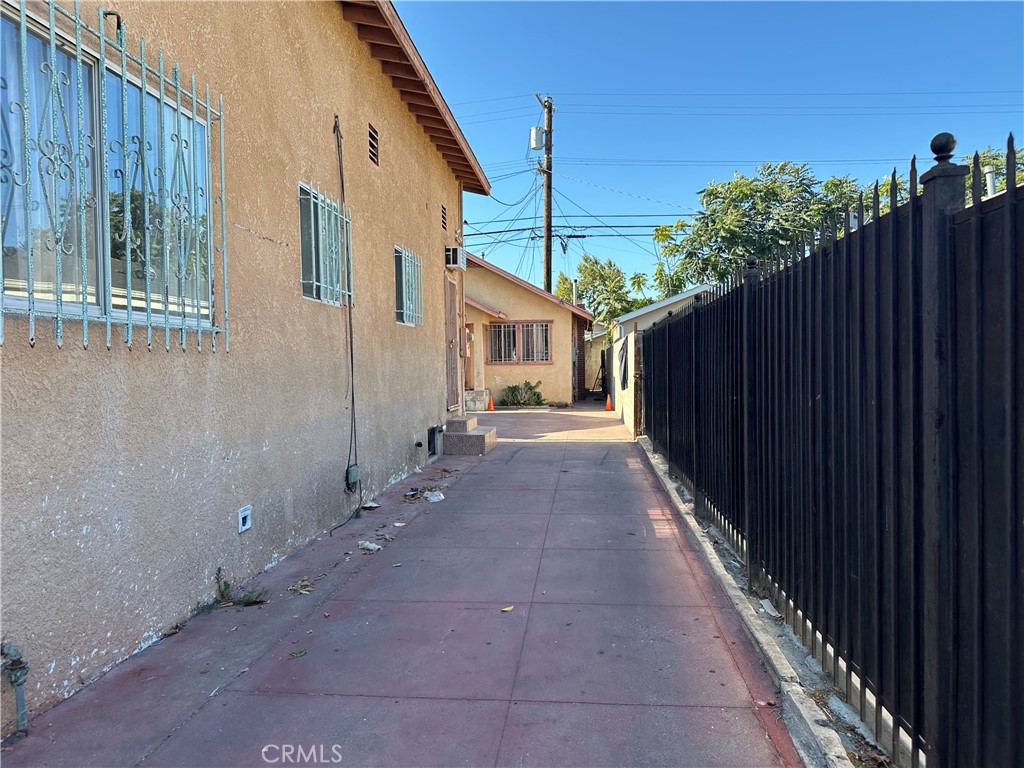 1137 W 61st