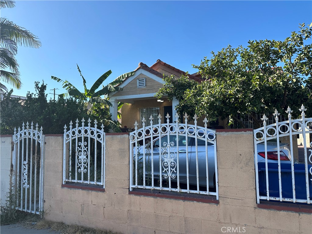 1137 W 61st