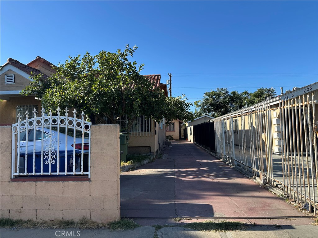 1137 W 61st